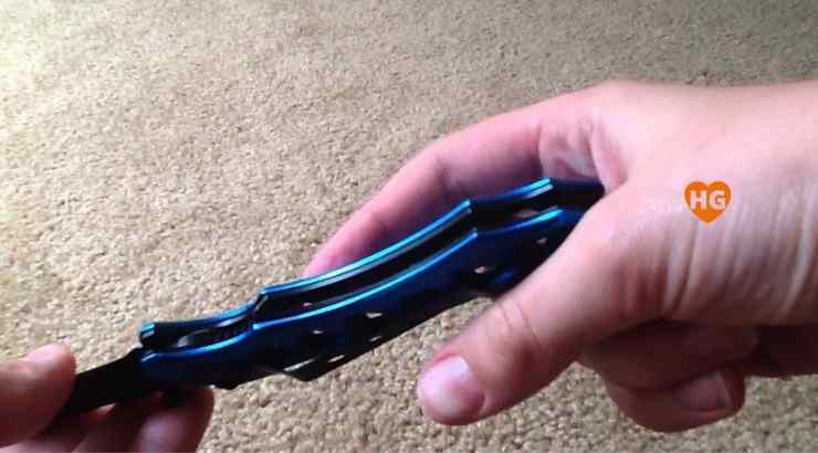 how to open and close a pocket knife